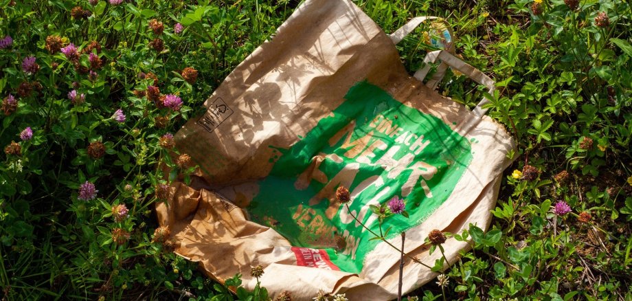 Papiertüte weggeworfen